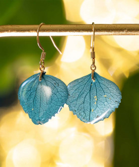 Boucles d'oreilles fleurs naturelles, pétales d'hortensia Bleu et résine, apprêts dorés à l'or fin 24k