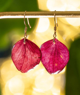 Boucles d'oreilles fleurs naturelles, pétales d'hortensia violet et résine, apprêts dorés à l'or fin 24k