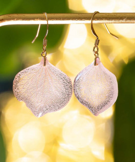 Boucles d'oreilles fleurs naturelles, pétales d'hortensia Lilas et résine, apprêts dorés à l'or fin 24k