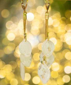 Boucles d'oreilles cascades, 3 pétales d'hortensia, coloris blanc pailleté, apprêts en laiton doré à l'or fin 24k