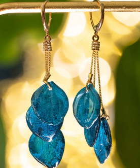 Boucles d'oreilles cascades, 3 pétales d'hortensia, coloris bleu pétrole, apprêts en laiton doré à l'or fin 24k