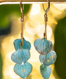 Boucles d'oreilles cascades, 3 pétales d'hortensia, coloris bleu, apprêts en laiton doré à l'or fin 24k