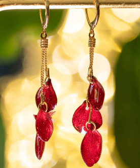 Boucles d'oreilles cascades, 3 pétales d'hortensia, coloris bordeaux, apprêts en laiton doré à l'or fin 24k