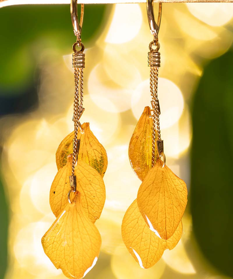 Boucles d'oreilles cascades, 3 pétales d'hortensia, coloris jaune, apprêts en laiton doré à l'or fin 24k