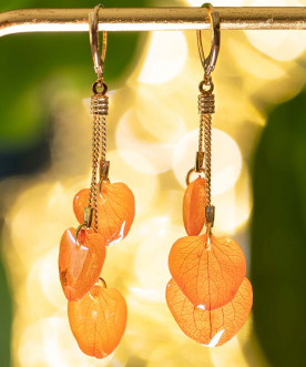 Boucles d'oreilles cascades, 3 pétales d'hortensia, coloris orange, apprêts en laiton doré à l'or fin 24k