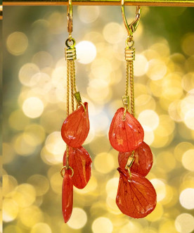 Boucles d'oreilles cascades, 3 pétales d'hortensia, coloris rouge framboise, apprêts en laiton doré à l'or fin 24k