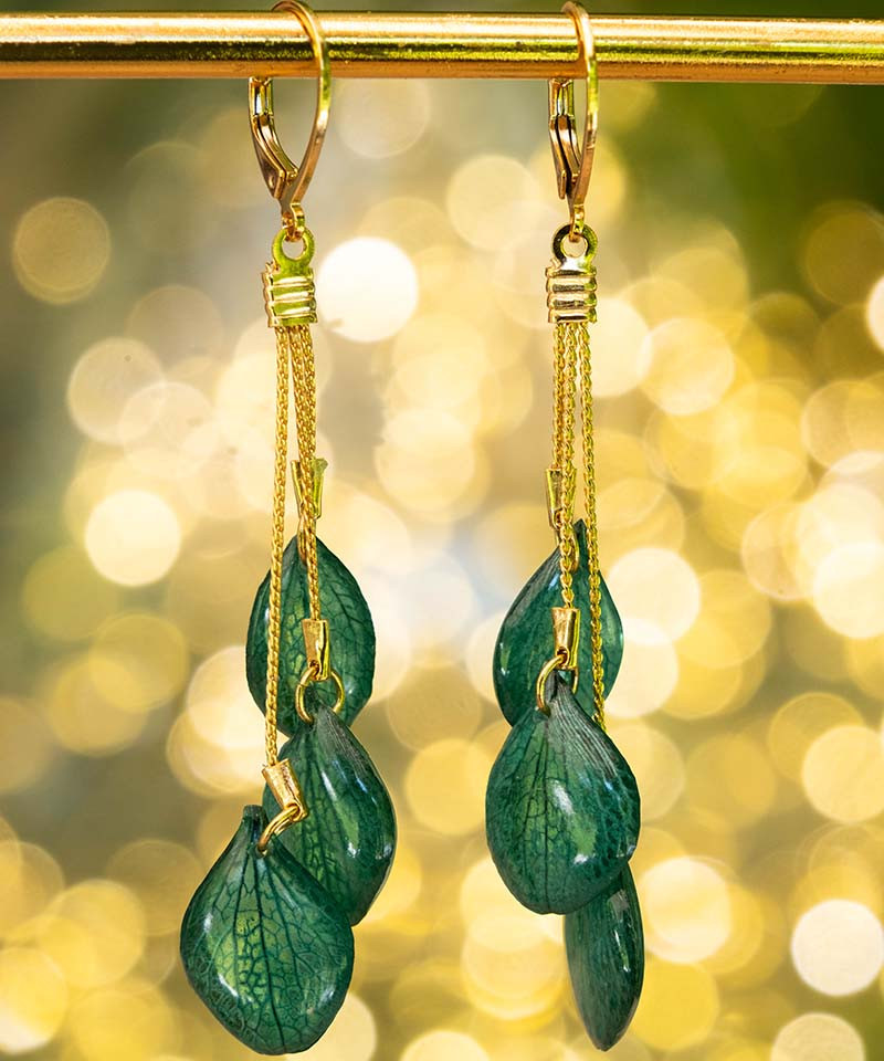 Boucles d'oreilles cascades, 3 pétales d'hortensia, coloris vert emeraude, apprêts en laiton doré à l'or fin 24k Boucles d'oreilles cascades, 3 pétales d'hortensia, coloris vert emeraude, apprêts en laiton doré à l'or fin 24k