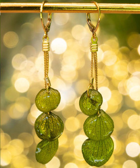 Boucles d'oreilles cascades, 3 pétales d'hortensia, coloris vert, apprêts en laiton doré à l'or fin 24k