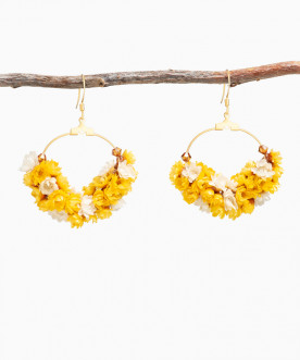 Créoles bohème, fleurs de glixia séchées jaune et blanc, apprêts dorés à l'or fin 24k