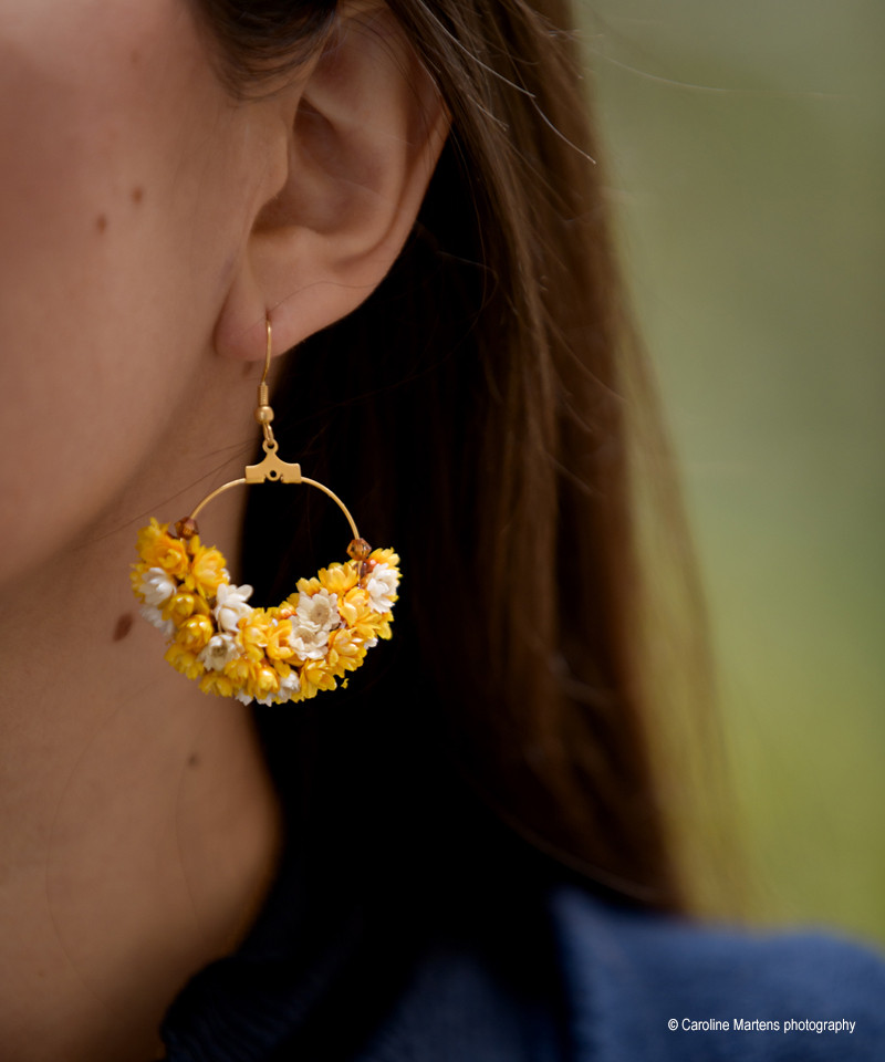 Créoles bohème, fleurs de glixia séchées jaune et blanc, apprêts dorés à l'or fin 24k, modèle porté Créoles bohème, fleurs de glixia séchées jaune et blanc, apprêts dorés à l'or fin 24k, modèle porté