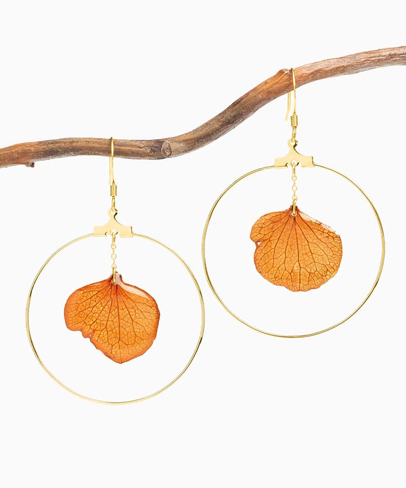 Créoles 4cm, pétale d'hortensia orange, apprêts dorés à l'or fin 24k